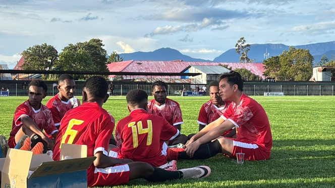 
					Wapres Gibran usai bermain bola di Wamena bersama SSB setempat. Foto: Agris Wistrijaya/Kabarpapua.co