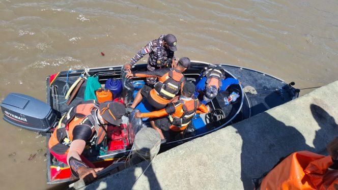 
					Tim SAR Asmat gabungan melakukan pencarian kepada lelaki 50 tahun yang hilang dalam kecelakaan perahu terbalik di Asmat. Foto: SAR Timika