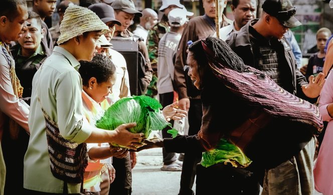 
					Wapres Gibran saat berada di  Pasar Putikelek Wamena. Foto: Agris Wistrijaya/KabarPapua.co
