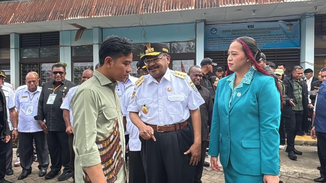 
					Gubernur Papua Pegunungan, John Tabo saat berbincang dengan Wapres Gibran di Wamena. Foto: AGgris Wistrijaya/KabarPapua.co