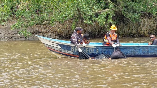 
					Temuan korban kecelakaan speedboat di Asmat. Foto: SAR Timika
