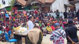 Bupati Puncak, Elvis Tabuni menyerahkan bantuan pangan tahap 1- 2026. Foto: Diskominfo Puncak