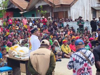Bupati Puncak, Elvis Tabuni menyerahkan bantuan pangan tahap 1- 2026. Foto: Diskominfo Puncak