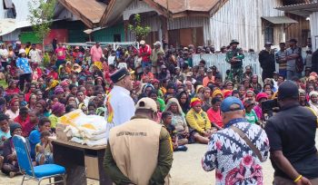 Bupati Puncak, Elvis Tabuni menyerahkan bantuan pangan tahap 1- 2026. Foto: Diskominfo Puncak