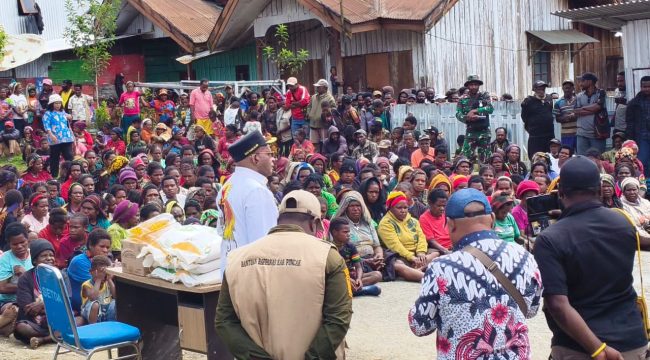 Bupati Puncak, Elvis Tabuni menyerahkan bantuan pangan tahap 1- 2026. Foto: Diskominfo Puncak