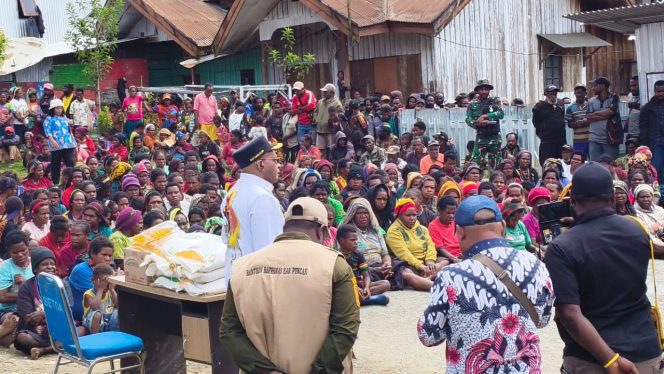 
					Bupati Puncak, Elvis Tabuni menyerahkan bantuan pangan tahap 1- 2026. Foto: Diskominfo Puncak