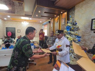 Kadis Kominfo Puncak, Riki Siwi saat menerima DPA dari Bupati Elvis Tabuni. Foto: Diskominfo Puncak 