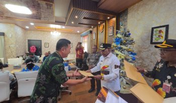 Kadis Kominfo Puncak, Riki Siwi saat menerima DPA dari Bupati Elvis Tabuni. Foto: Diskominfo Puncak 