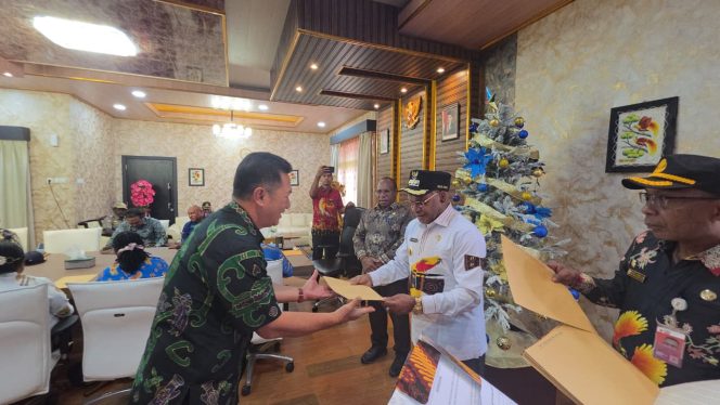 
					Kadis Kominfo Puncak, Riki Siwi saat menerima DPA dari Bupati Elvis Tabuni. Foto: Diskominfo Puncak 