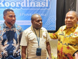 Wakil Gubernur Papua, Aryono Rumaropen didampingi Kepala BGN Regional Papua (tengah) dan Kepala UNICEF Papua (batik biru) disela-sela rapat koordinasi MBG di Papua. Foto: Katharina/kabarPapua.co