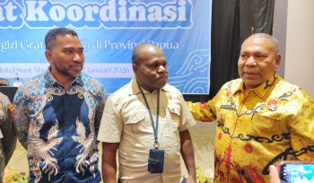 Wakil Gubernur Papua, Aryono Rumaropen didampingi Kepala BGN Regional Papua (tengah) dan Kepala UNICEF Papua (batik biru) disela-sela rapat koordinasi MBG di Papua. Foto: Katharina/kabarPapua.co