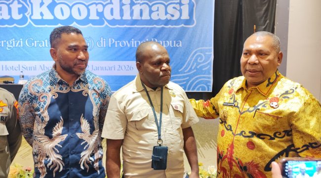 Wakil Gubernur Papua, Aryono Rumaropen didampingi Kepala BGN Regional Papua (tengah) dan Kepala UNICEF Papua (batik biru) disela-sela rapat koordinasi MBG di Papua. Foto: Katharina/kabarPapua.co