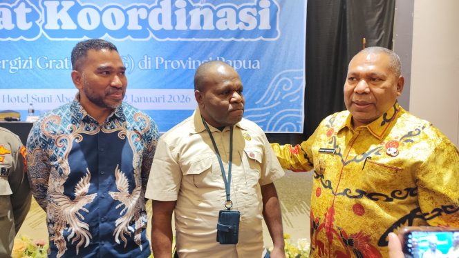 
					Wakil Gubernur Papua, Aryono Rumaropen didampingi Kepala BGN Regional Papua (tengah) dan Kepala UNICEF Papua (batik biru) disela-sela rapat koordinasi MBG di Papua. Foto: Katharina/kabarPapua.co
