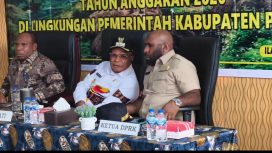 Ketua DPRK Puncak, Thomas Tabuni (kemeja coklat) bersama Bupati Puncak, Elvis Tabuni. Foto: Diskominfo Puncak 