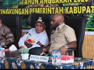 Ketua DPRK Puncak, Thomas Tabuni (kemeja coklat) bersama Bupati Puncak, Elvis Tabuni. Foto: Diskominfo Puncak 