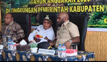 Ketua DPRK Puncak, Thomas Tabuni (kemeja coklat) bersama Bupati Puncak, Elvis Tabuni. Foto: Diskominfo Puncak 