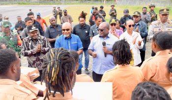 Gubernur Papua Tengah, Meki Nawipa dan wakilnya saat membagikan laptop kepada pelajar di Mulia, Kabupaten Puncak Jaya. Foto: Humas PPT