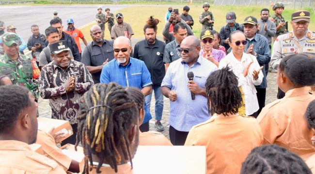 Gubernur Papua Tengah, Meki Nawipa dan wakilnya saat membagikan laptop kepada pelajar di Mulia, Kabupaten Puncak Jaya. Foto: Humas PPT