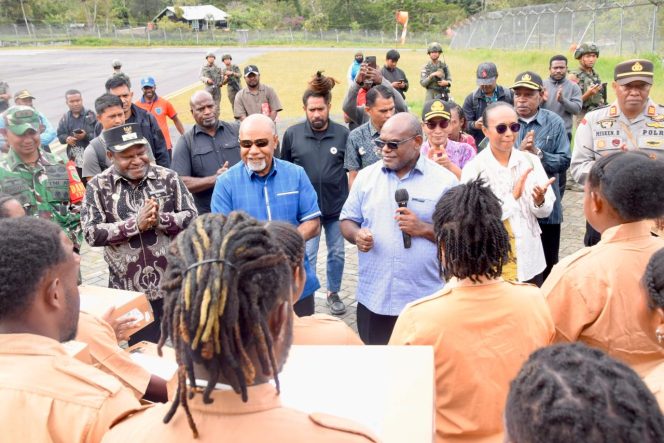 
					Gubernur Papua Tengah, Meki Nawipa dan wakilnya saat membagikan laptop kepada pelajar di Mulia, Kabupaten Puncak Jaya. Foto: Humas PPT