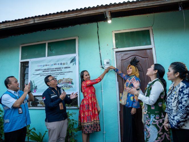 
					Ketua Seruni Bidang IV, Sri Suparni Bahlil (ketiga dari kanan) didampingi Executive Vice President Operasi Distribusi Sulawesi, Maluku, Papua dan Nusa Tenggara PT PLN (Persero), Ignatius Rendroyoko (pertama dari kiri), dan perwakilan Kementerian Energi dan Sumber Daya Mineral (ESDM) (kedua dari kiri) menyalakan listrik secara simbolis di rumah Jessica Kayoi (ketiga dari kiri), salah satu penerima manfaat Bantuan Pasang Baru Listrik (BPBL) di Kelurahan Imbi, Kota Jayapura pada Selasa (27/1). Sebanyak 217 keluarga prasejahtera di Kota Jayapura, Papua kini telah menikmati listrik lewat bantuan penyambungan gratis tersebut. Foto:PLN Papua 