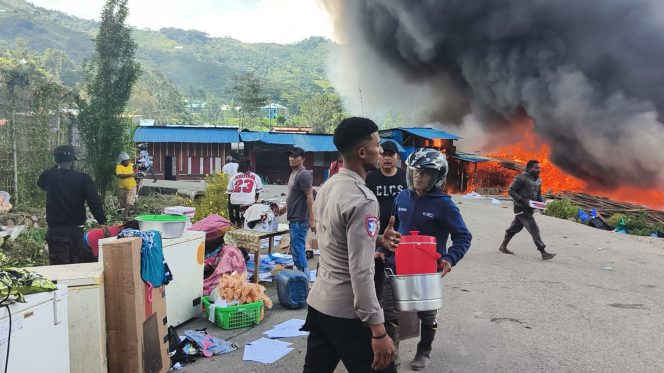 
					100 bangunan terbakar di Karubaga, Kabupaten Tolikara, Provinsi Papua Pegunungan. Foto: Humas Polda Papua