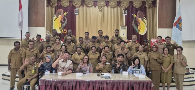 
					Wakil Bupati Kepulauan Yapen, Roi Palunga bersama jajaran OPD Pemkab Kepulauan Yapen dan Tim BPK RI Perwakilan Provinsi Papua berfoto bersama usai pelaksanaan Audit Pendahuluan LKPD Tahun Anggaran 2025 di Gedung Silas Papare, Serui, Selasa (27/1/2026).
Foto: Ainun Faathirjal/Kabarpapua.co