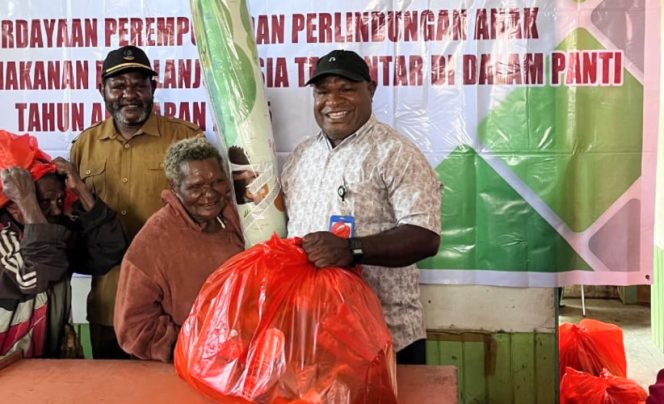 
					Bantuan kepada mama-mama Papua di Dogiyai.  Foto: Dinsos Dogiyai 