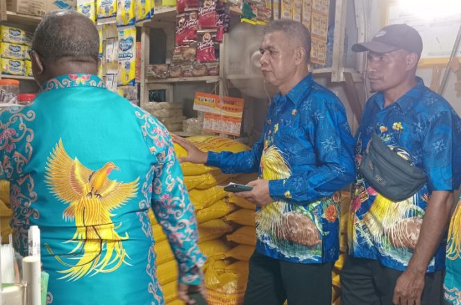
					Kadis Dinas Ketahanan Pangan Jefry Max Boy Manderi besama Plt Kadis Disperindag Alwi Masse Kabupaten Kepulauan Yapen melakukan pengecekan stok dan pengambilan sampel beras di salah satu kios Pasar Aroro Iroro Serui. Foto: Dinas Ketahanan Pangan Yapen