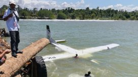 Pesawat Smart Air yang jatuh di perairan Nabire dekat bandara setempat. Foto: ist
