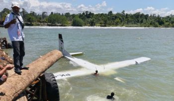 Pesawat Smart Air yang jatuh di perairan Nabire dekat bandara setempat. Foto: ist