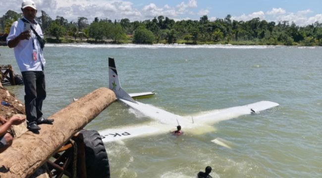 Pesawat Smart Air yang jatuh di perairan Nabire dekat bandara setempat. Foto: ist