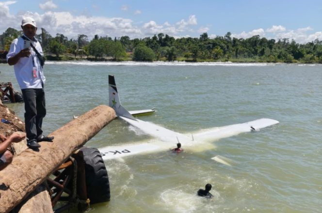 
					Pesawat Smart Air yang jatuh di perairan Nabire dekat bandara setempat. Foto: ist