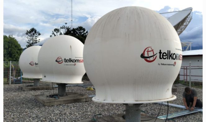 
					Teknologi satelit di Wamena, Kabupaten Jayawijaya untuk perluasan digitalisasi. Foto: Kominfo Jayawijaya