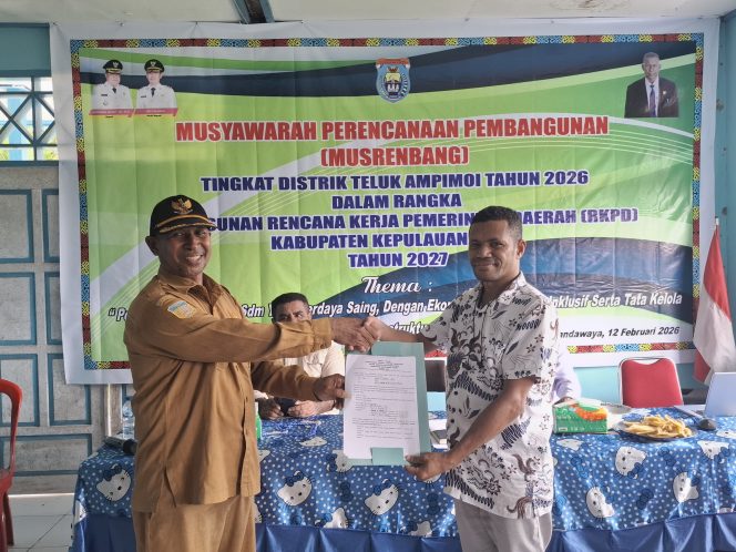 
					Penyerahan berita acara Musrenbang  Distrik Teluk Ampimoi Tahun 2026.
Foto: Ainun Faathirjal/Kabarpapua.co