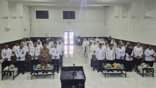 
					Wabup Kepulauan Yapen Roi Palunga, bersama jajaran Kementerian Agama dan peserta calon jemaah haji saat pembukaan Bimbingan Manasik Haji Tahun 1447 H/2026 M di Auditorium LPP RRI Serui. (KabarPapua.co/Ainun Faathirjal)
