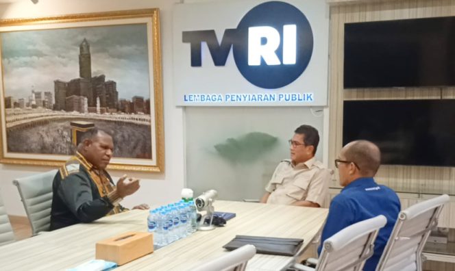 
					Bupati Jayawijaya Atenius Murip saat melakukan audiens dengan Direktur Utama LPP TVRI, Iman Brotoseno. (Foto dok: Media Pemda Jayawijaya)