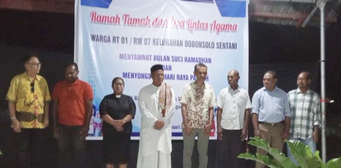 
					Doa bersama di tengah warga Dobonsolo Sentani. Foto: ist