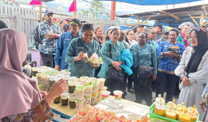 
					Plt Kepala DLH Jayawijaya Idawati Waromi Murip saat membeli takjil di salah satu stand pada Festival Ramadan di area Mall Wamena. (KabarPapua.co/Agris Wistrijaya)