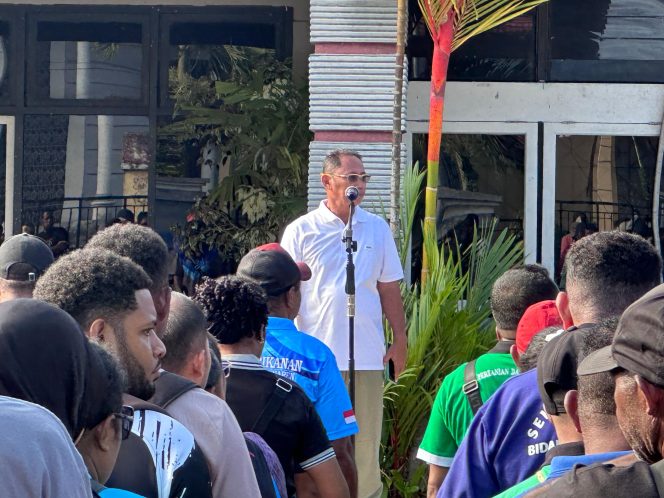 
					Wakil Bupati, Roi Palunga saat pimpin apel bersama. Foto: Humas Pemda Yapen