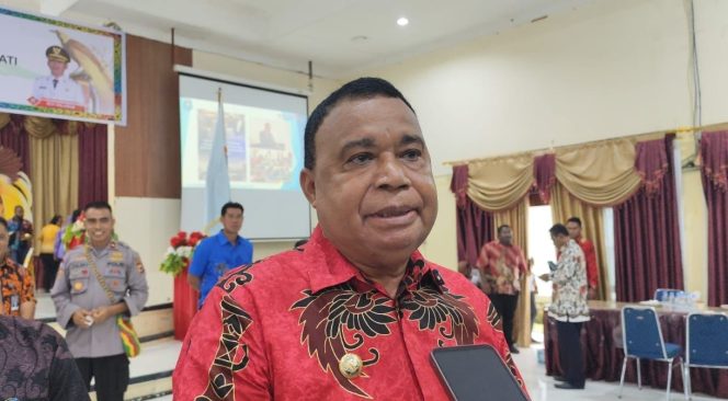 
					Bupati Kepulauan Yapen, Benyamin Arisoy di sela-sela ibadah syukur memeperingati satu tahun kepemimpinannya. Foto:  Ainun Faathirjal/KabarPapua.co