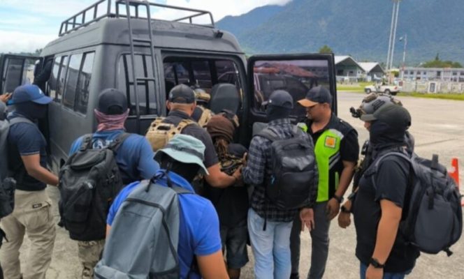 
					Pemindahan 3 orang KKB dari Yahukimo. Foto: Satgas Damai Cartenz.