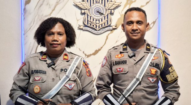 Kasat Lantas Polres Kepulauan Yapen Iptu Novita Fonataba (kiri) bersama Kanit Regident Ipda Irwan Ramandei. (KabarPapua.co/Ainun Faathirjal)