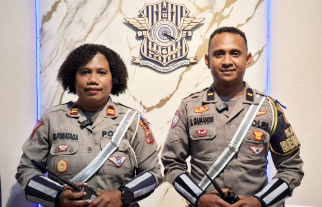 
					Kasat Lantas Polres Kepulauan Yapen Iptu Novita Fonataba (kiri) bersama Kanit Regident Ipda Irwan Ramandei. (KabarPapua.co/Ainun Faathirjal)
