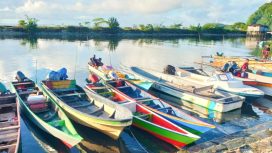 Perahu nelayan tradisional berjejer rapi di dermaga pelabuhan pasar ikan Serui. (Foto: RRI/Anwar)