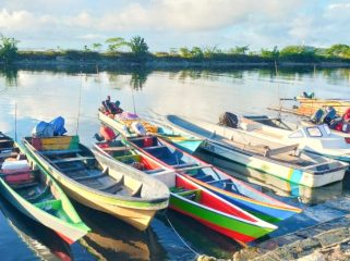 Perahu nelayan tradisional berjejer rapi di dermaga pelabuhan pasar ikan Serui. (Foto: RRI/Anwar)