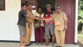 Plt Kepala Disdikpora Kepulauan Yapen saat bertemu dengan pemilik hak ulayat di SMA Negeri Kiriyouw. (Foto dok: Disdikpora Kepulauan Yapen)