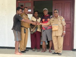 Plt Kepala Disdikpora Kepulauan Yapen saat bertemu dengan pemilik hak ulayat di SMA Negeri Kiriyouw. (Foto dok: Disdikpora Kepulauan Yapen)