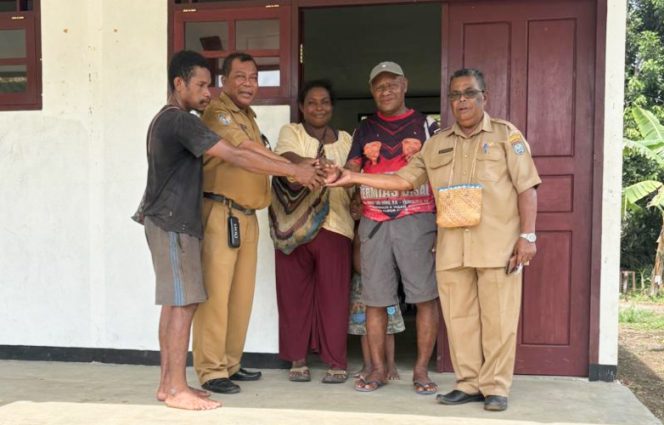 
					Plt Kepala Disdikpora Kepulauan Yapen saat bertemu dengan pemilik hak ulayat di SMA Negeri Kiriyouw. (Foto dok: Disdikpora Kepulauan Yapen)