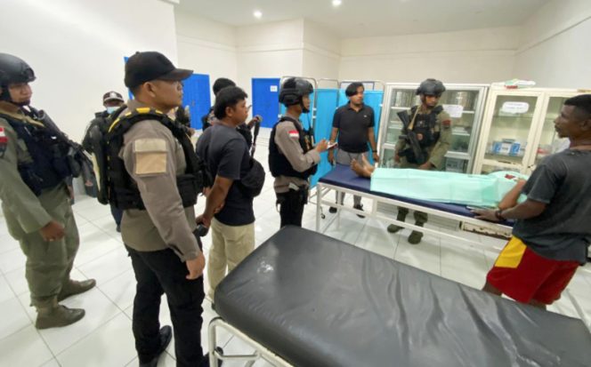 
					Mendapat laporan, tim gabungan personel Satgas Damai Cartenz bersama Polres Yahukimo dan BKO Brimob Polda Papua menuju RSUD Dekai mengecek korban. (Foto dok: Satgas Cartenz)