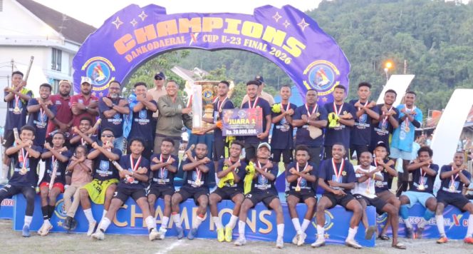 
					Soren FC keluar sebagai juara pertama, disusul Tunas Muda Hamadi FC di posisi kedua, Putra Pasific sebagai juara ketiga, dan SSB Yoka di posisi keempat. (KabarPapua.co/Imelda)